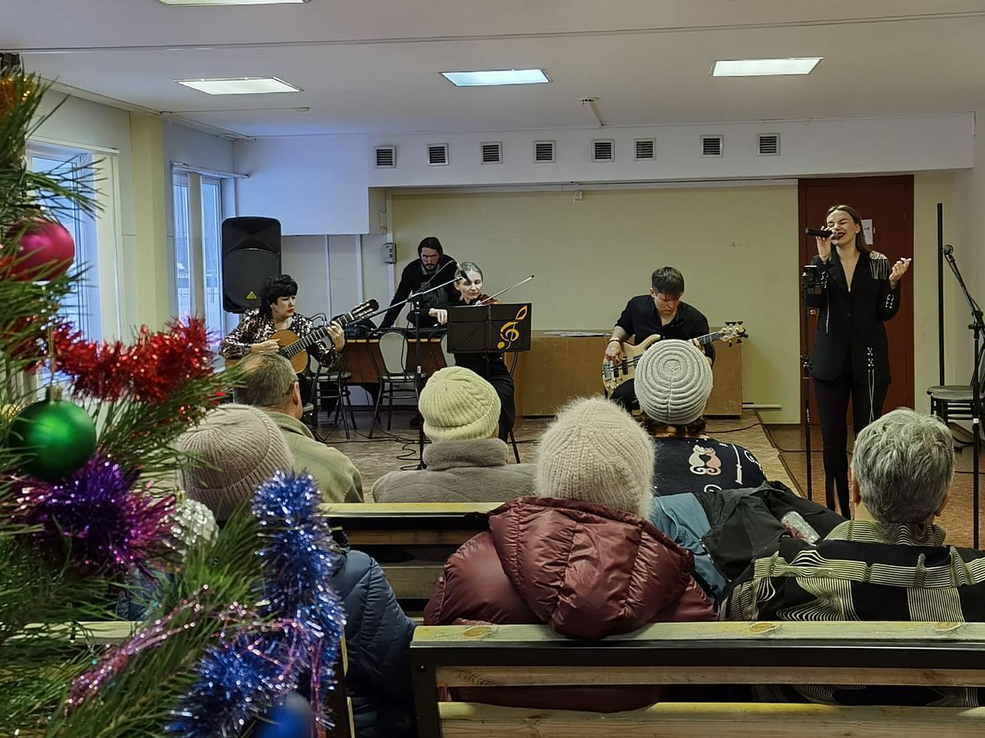 Творческий коллектив «Экспромт» выступил в Леонидовке с новогодней программой Творческий коллектив «Экспромт» выступил в Леонидовке с новогодней программой